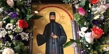 سقطت الوردة من الأيقونة على رأس الرجل الذي عاد للحياة! – قصة معجزة القديس أفرام الجديد!